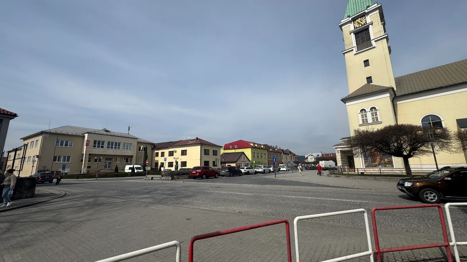 Bezplatné parkovisko P2 pred budovou salónu